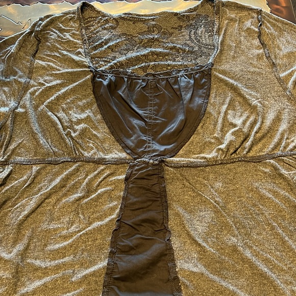 Lane Bryant top decorative T-shirt with a lace embroidery pattern. - Picture 8 of 9